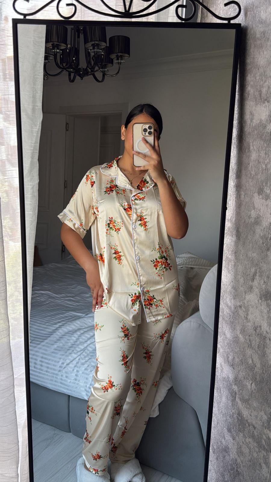 Royal Satin 001 - Gold